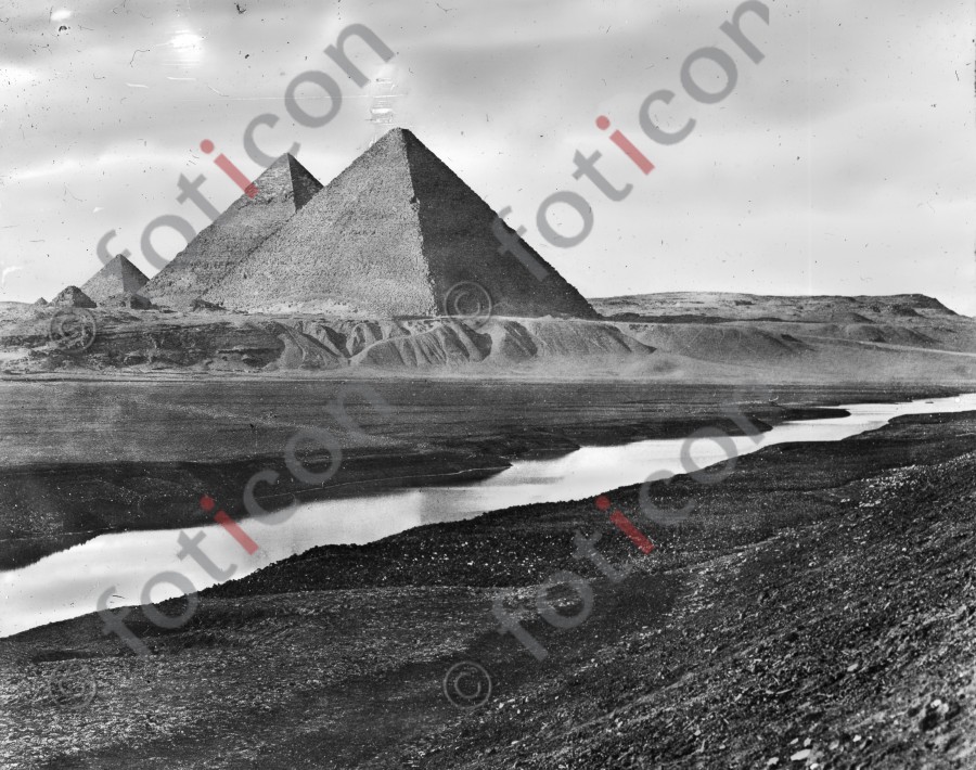 Pyramiden von Gizeh | Pyramids of Giza - Foto foticon-simon-008-019-sw.jpg | foticon.de - Bilddatenbank für Motive aus Geschichte und Kultur